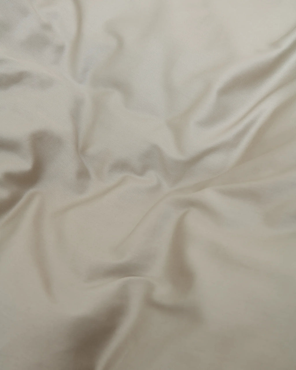 Närbild på dark greige bomullssatin i Bäddset Blank Dark Greige
