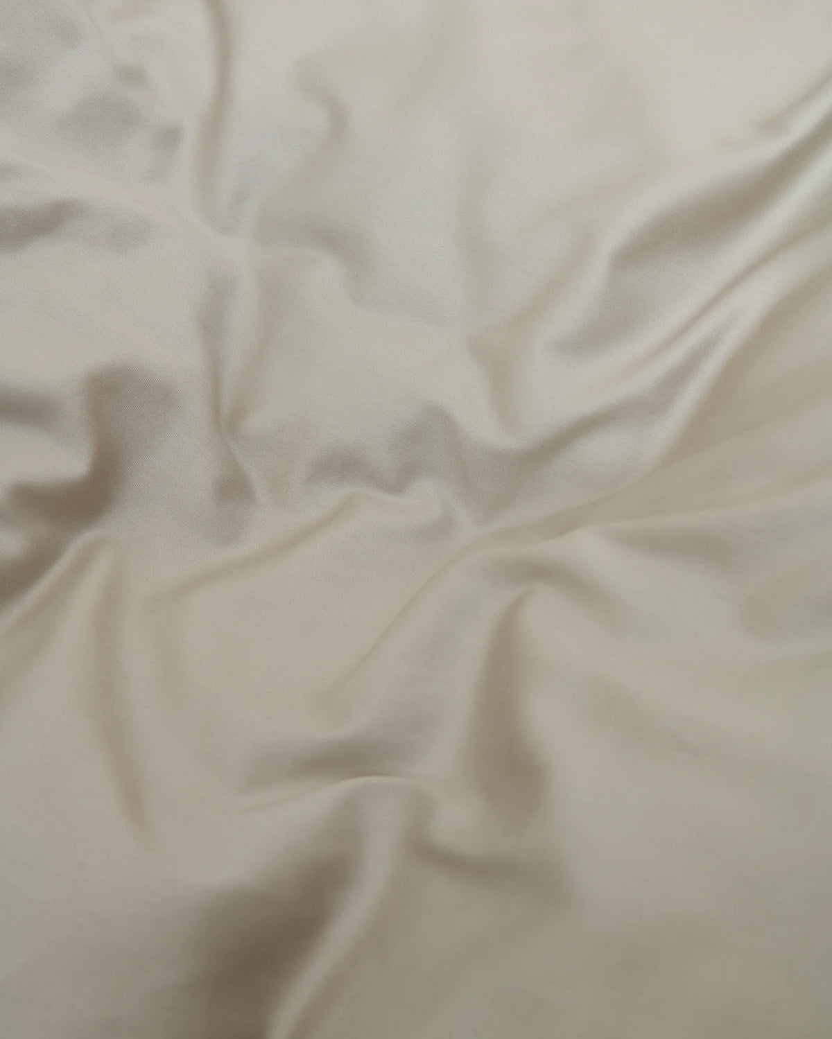 Närbild på dark greige bomullssatin i Bäddset Blank Dark Greige
