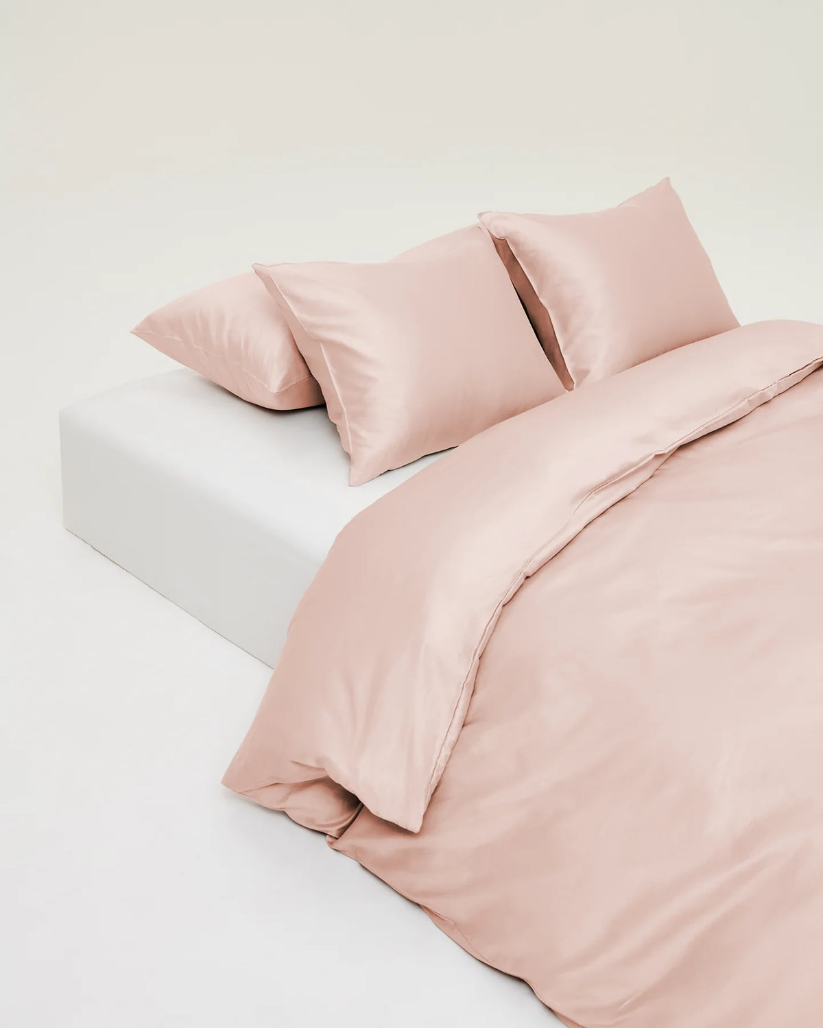 Bäddset Blank Rosa på bäddad säng, närbild