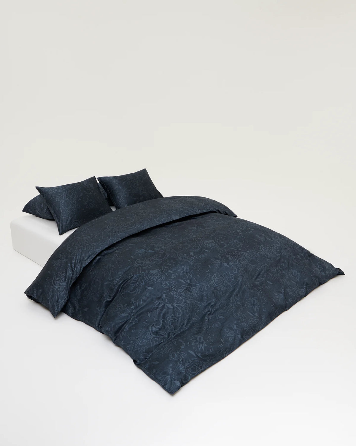 Säng bäddad med Bäddset Paisley Navyblå i bomullssatin