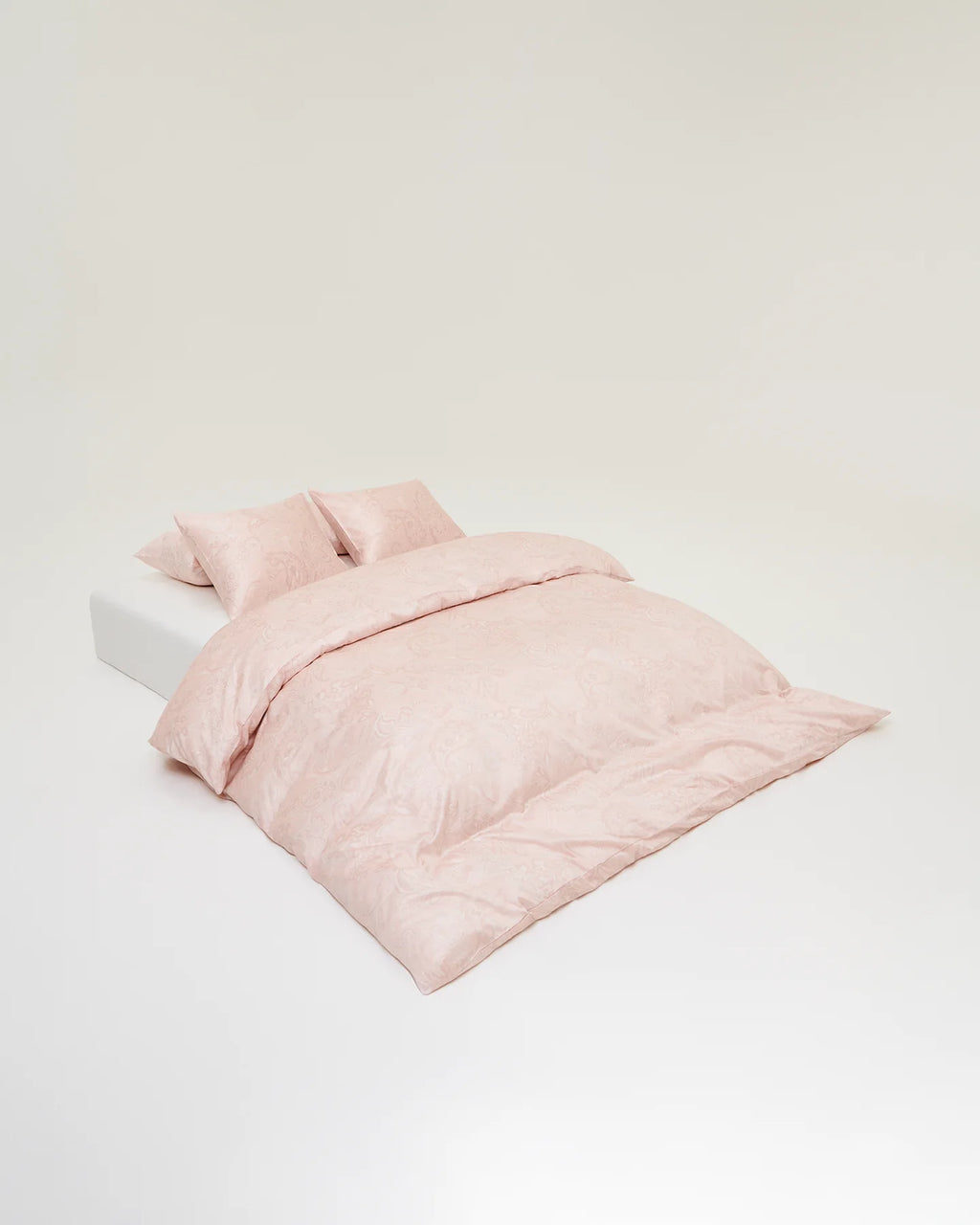 Säng bäddad med Bäddset Paisley Rosa i bomullssatin